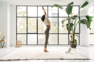 Saluto al Sole o Surya Namaskar: come fare la sequenza (guida illustrata) e perché fa bene alla salute