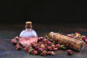 Acqua di rose: cos’è, a cosa serve e come farla in casa