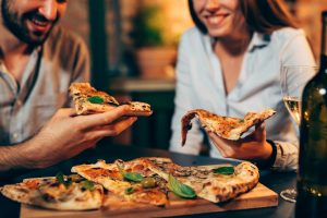 Nutrizione 8 Mangiare la pizza la sera fa ingrassare?