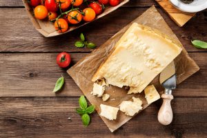 Parmigiano Reggiano: che cos’è, come si fa, benefici, valori nutrizionali e le migliori ricette