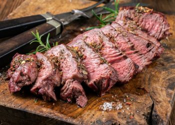 cosa mangio stasera: base di legno con tagliata di manzo