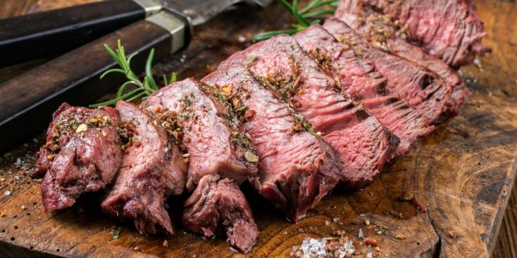 cosa mangio stasera: base di legno con tagliata di manzo