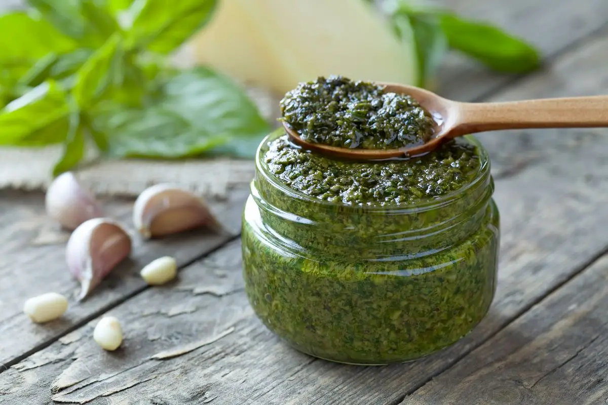 Pinoli: cosa sono, proprietà, valori nutrizionali, benefici e usi in cucina 8 pesto di basilico light