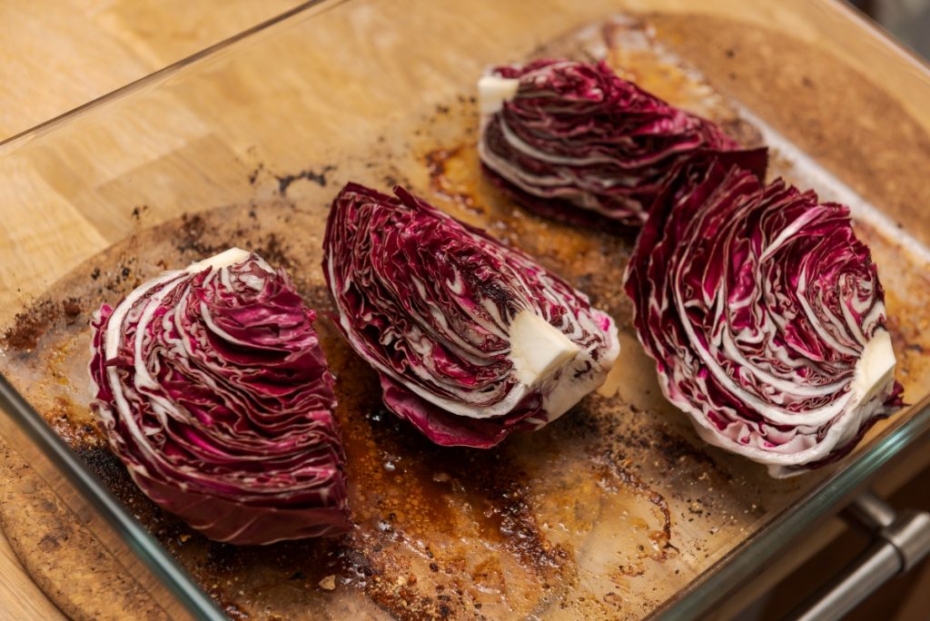 Radicchio: proprietà, benefici e le migliori ricette per gustarlo 1 Radicchio tagliato a metà su un tavolo