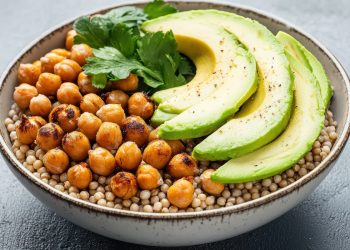 su tavolo nero, ciotola con sorgo, avocado e ceci