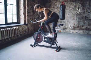 Spinning: cos’è, come fare indoor cycling benefici e programmi di allenamento