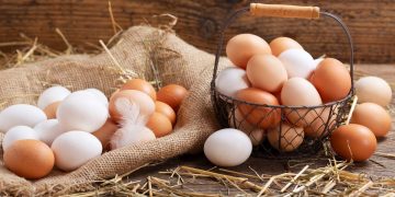 uova in un cesto e su un sacco di iuta per raffigurare il tema dell'articolo, uova e colesterolo