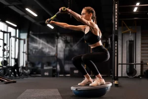 Bosu: come usarlo, benefici, esercizi e programma di allenamento per tonificare la muscolatura profonda