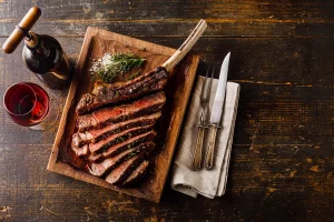 Tomahawk: che pezzo di carne è, come si cucina la bistecca, benefici e valori nutrizionali