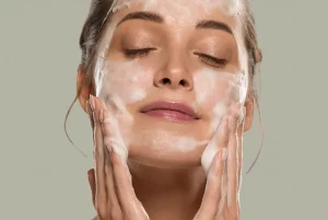 Pulizia del viso: come si fa, benefici, come farla a casa, prodotti da usare per la tua skin routine