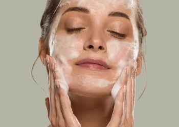 pulizia del viso: perché è importante, come farla a casa e che prodotti usare, quanto costa dall'estetista