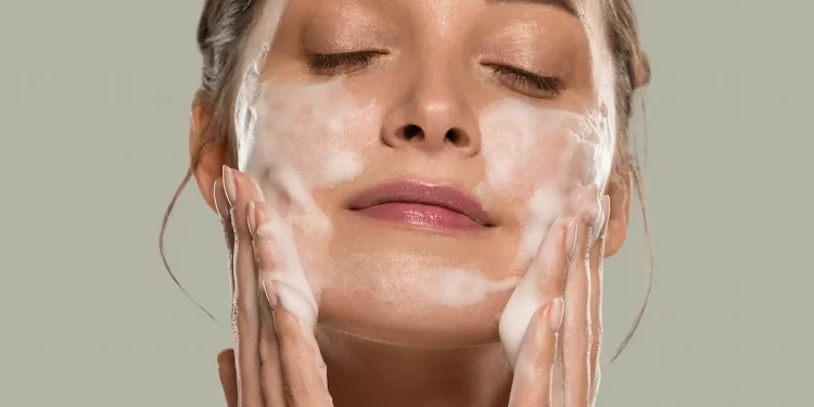 pulizia del viso: perché è importante, come farla a casa e che prodotti usare, quanto costa dall'estetista