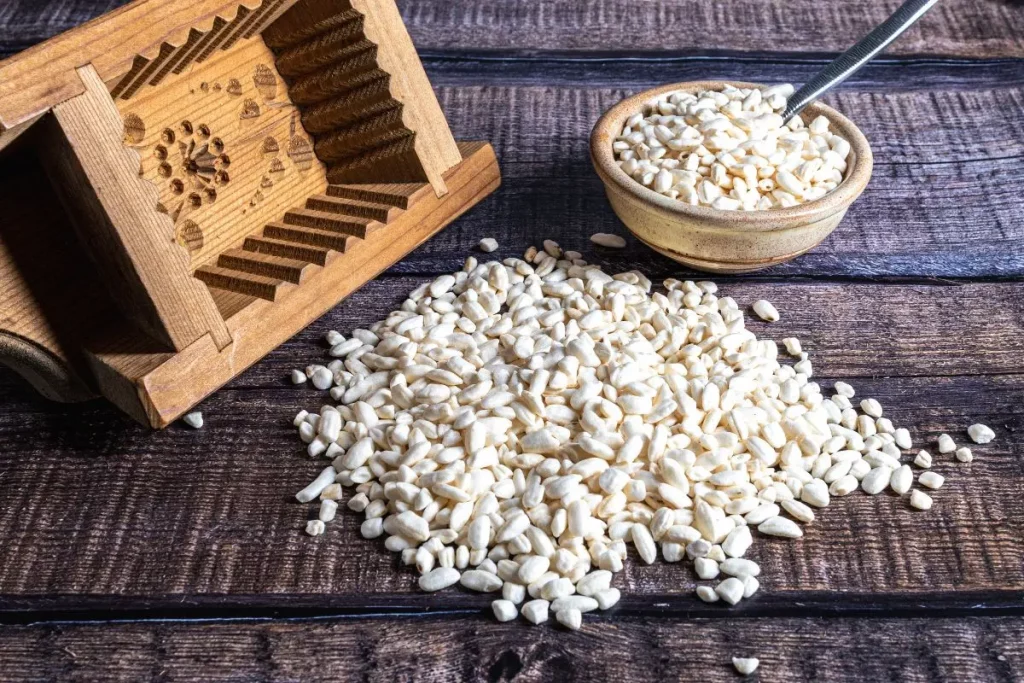 Riso soffiato: la ricetta per prepararlo in casa 4 stuoie di vimini con riso soffiato sparso, ciotola di riso e cestino di legno