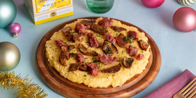 su tavolo tagliere con zampone e polenta con le palline di Natale