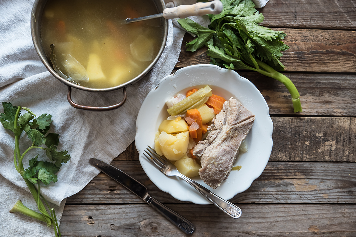 Secondi di carne: le migliori ricette nutrienti e sane 22 pentola con mestolo e piatto con forchetta pieni di bollito di carne