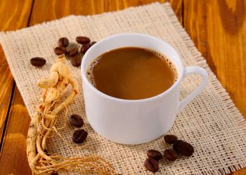 Una tazza bianca colma di caffè al ginseng