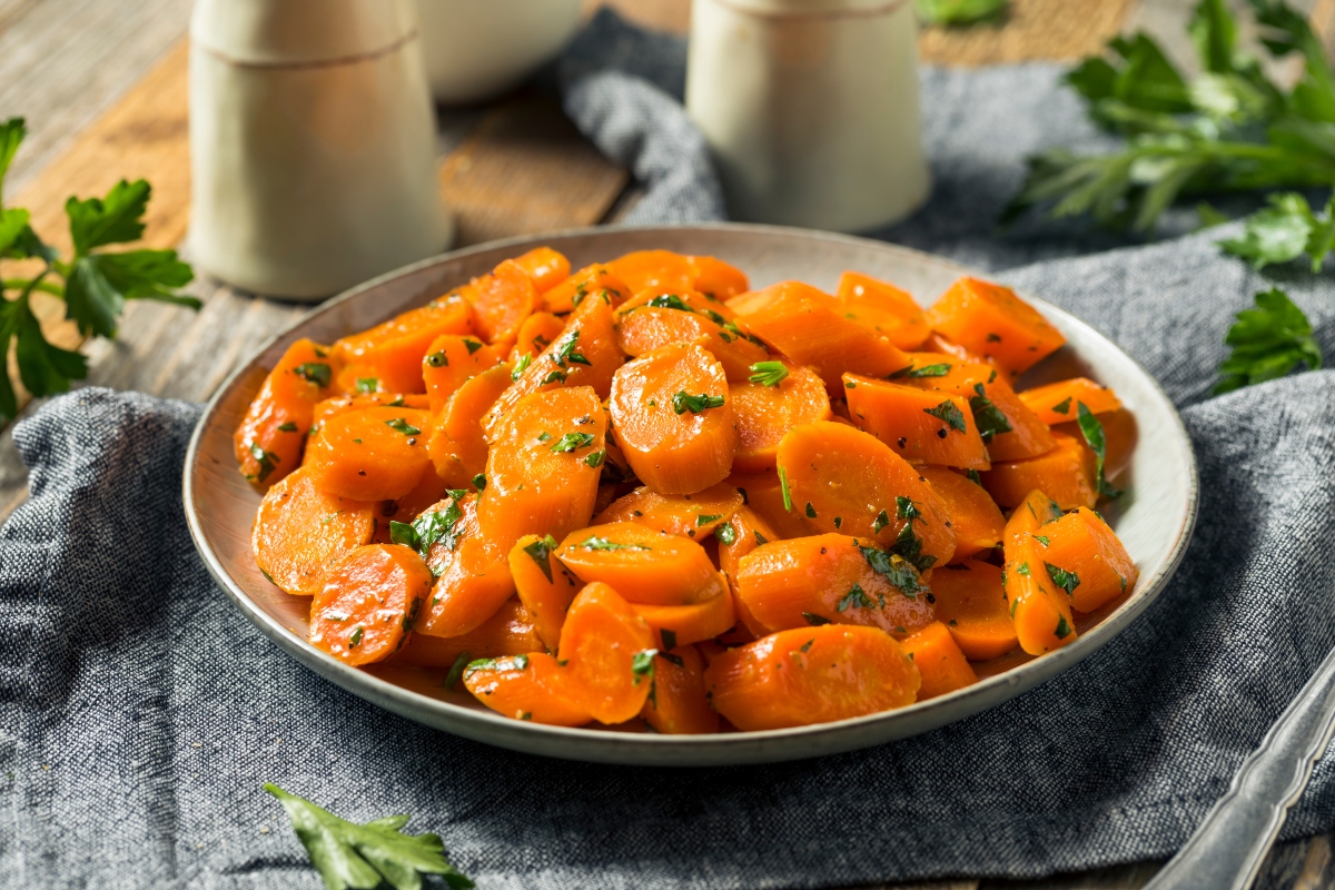Ricette con carote, idee light e facili da realizzare 10 in primo piano una gustosa insalata di carote bollite, semplice e salutare