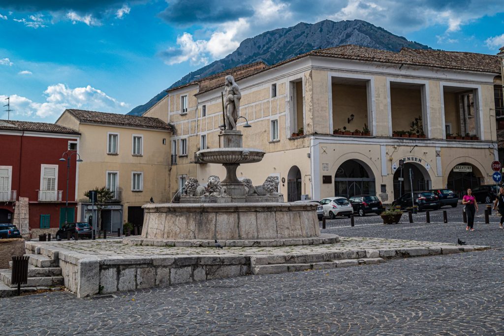 la piazza con Ercole 1