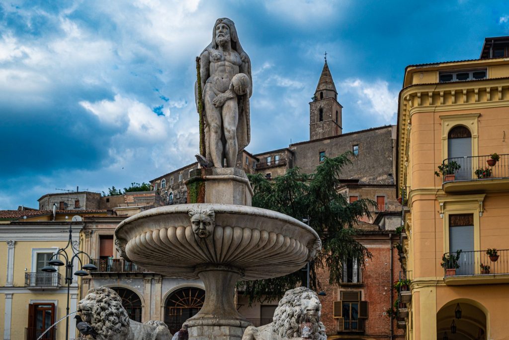 la piazza con Ercole 2
