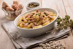 Pasta al tonno in bianco, un primo piatto veloce, facile e gustoso