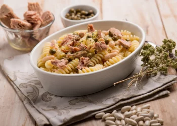 una zuppiera ovale piena di fusilli al tonno in bianco