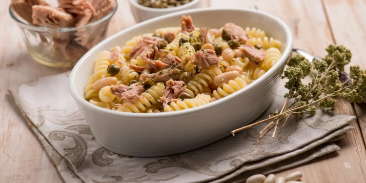 una zuppiera ovale piena di fusilli al tonno in bianco