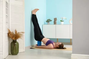 Pilates al muro: che cos’è, come funziona, benefici e i migliori esercizi per un corpo tonico