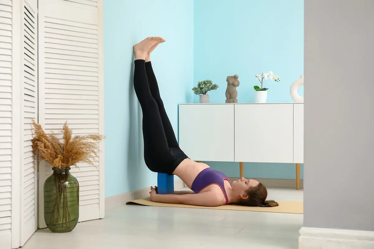 pilates al muro o wall pilates: che cos'è, benefici, come allenarsi e i migliori esercizi