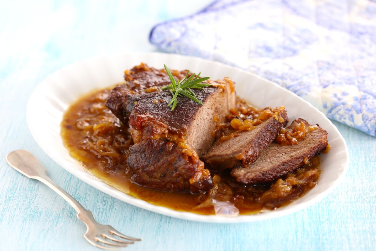 Secondi di carne: le migliori ricette nutrienti e sane 10 piatto da portata bianco con brasato a fette