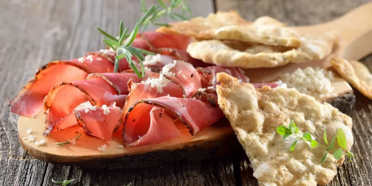 speck: che cos'è, differenza con prosciutto crudo, calorie e proprietà, benefici e ricette