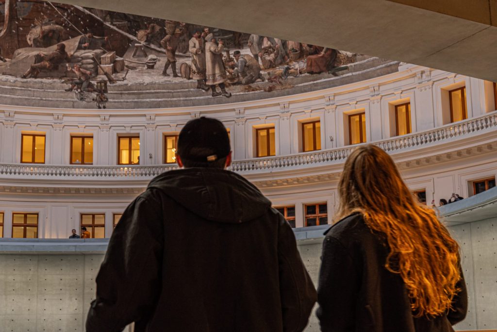 giovani visitatori al museo Borsa del Commercio di Parigi