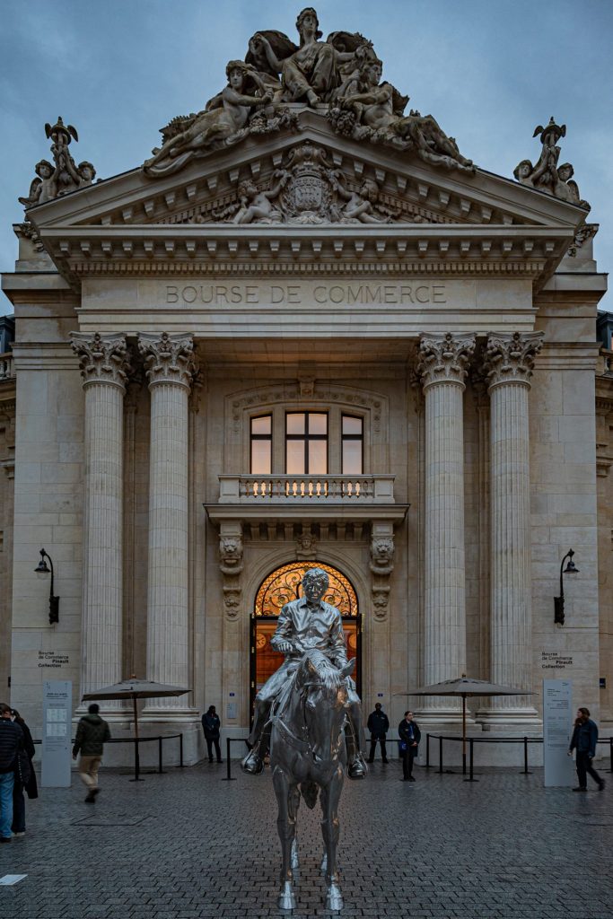 cavaliere d'argento davanti alla Borsa del Commercio di Parigi