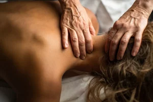 Massaggio olistico: che cos’è, benefici, tecniche, costi