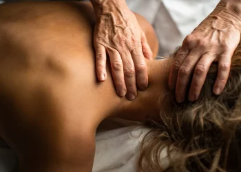 massaggio olistico: benefici e tecniche