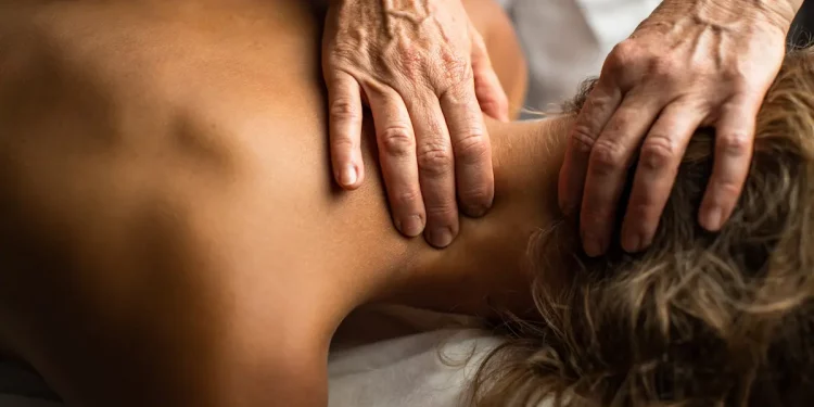 massaggio olistico: benefici e tecniche