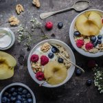 Porridge: ricetta facile e veloce (con video) 1 due ciotole con porridge e frutta fresca e secca