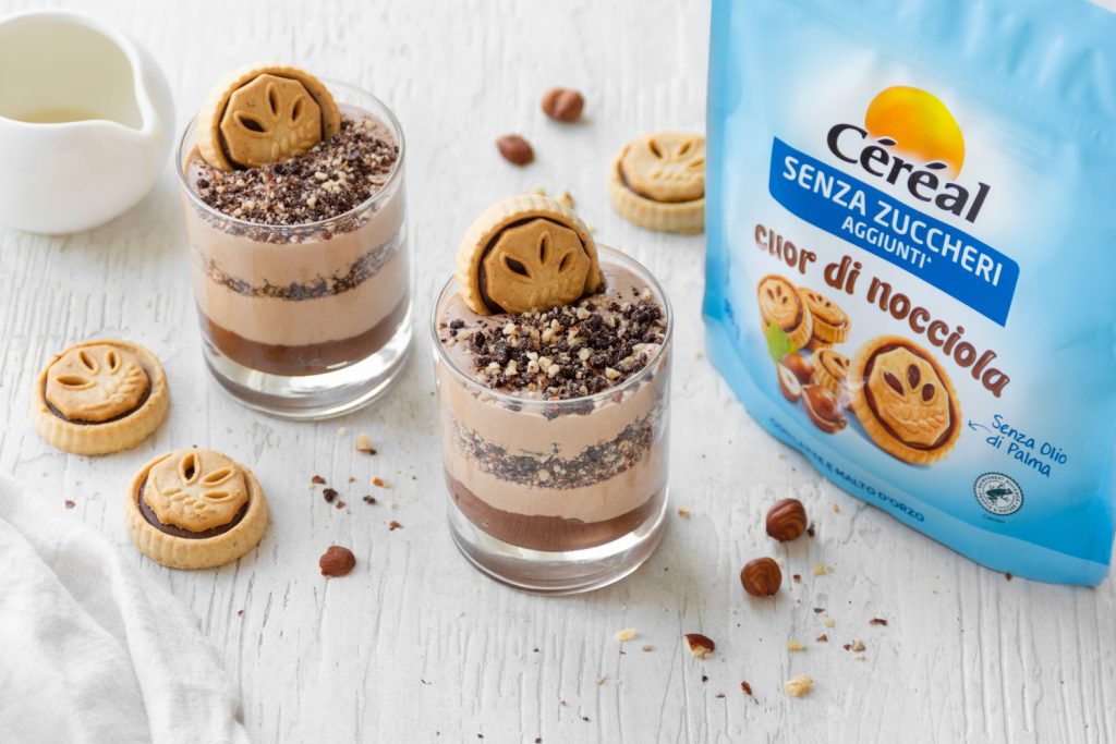 due bicchieri di frappuccino con biscotti Cereal cuor di nocciola