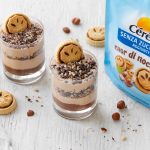 due bicchieri di frappuccino con biscotti Cereal cuor di nocciola