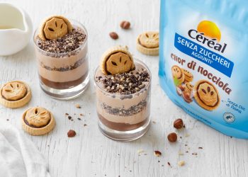 due bicchieri di frappuccino con biscotti Cereal cuor di nocciola