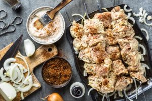 Tutto quello che devi sapere sulla marinatura: tecniche, ingredienti e consigli
