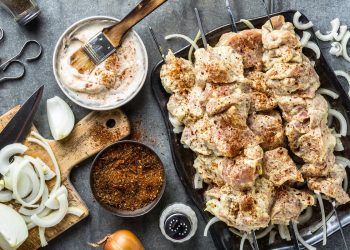 piano da cucina pollo vassoio di cosce di pollo con ingredienti per marinatura