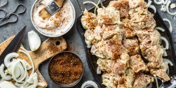 piano da cucina pollo vassoio di cosce di pollo con ingredienti per marinatura