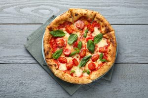 Pizza Margherita: la ricetta passo per passo da preparare in casa