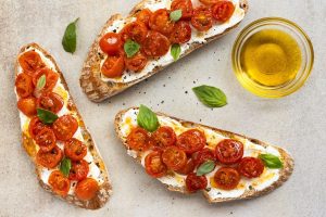 Pomodorini confit: la ricetta al forno, facile e gustosa