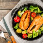 Salmone in padella: ricette facile, veloce e super saporita 1 padella con due tranci di salmone, broccoletti e pomodorini