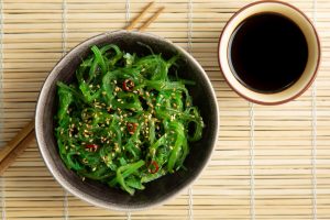 Wakame: proprietà, benefici e come si mangia l’alga