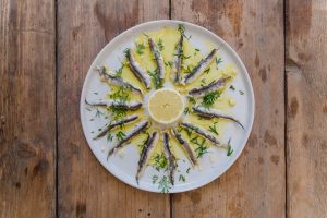 Alici marinate: come si puliscono e come si preparano, la ricetta passo passo