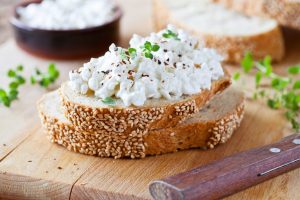 Fiocchi di latte: benefici, valori nutrizionali e idee di ricette