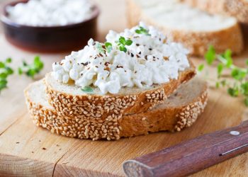 Una fetta di pane con dei fiocchi di latte sopra