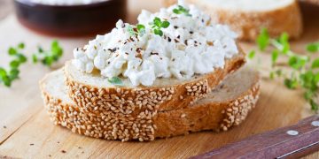 Una fetta di pane con dei fiocchi di latte sopra